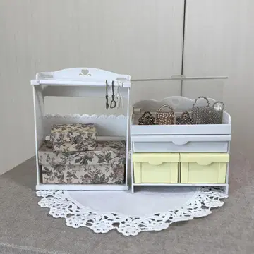 인형 캐비닛 2개