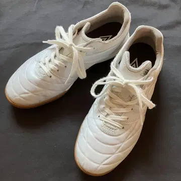 Umbro 풋살화 화이트 25cm accerator