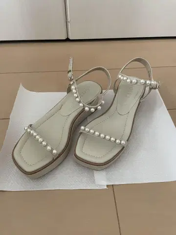 루타론 펄 샌들
