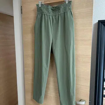 저널 스탠다드 올리브 그린 허리밴딩 스트레이트 팬츠