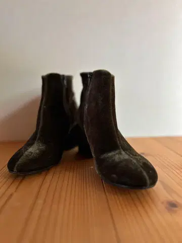 카키 벨벳 지퍼 부티