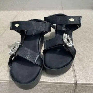 비쥬가 달린 블랙 웨지 샌들