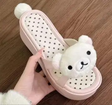 곰 봉제 인형이 달린 통굽 샌들 23,5cm