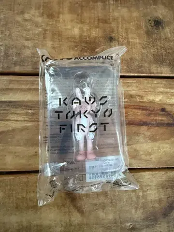 KAWS TOKYO FIRST 전 키링