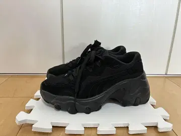 푸마 블랙 스니커즈 통굽