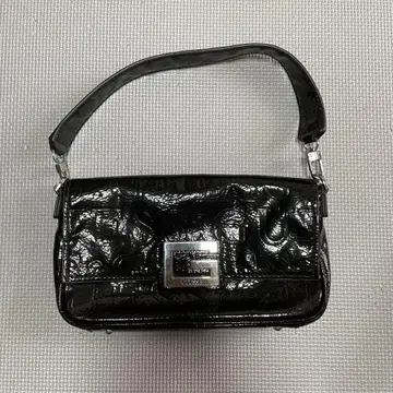 GUESS 블랙 숄더백