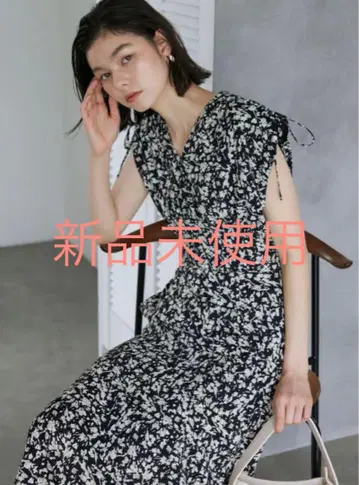 러그 문 숄더 셔링 플라워 원피스