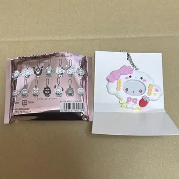 사진 배지가 있는 마스코트 산리오 딸기 신문 코기뭄