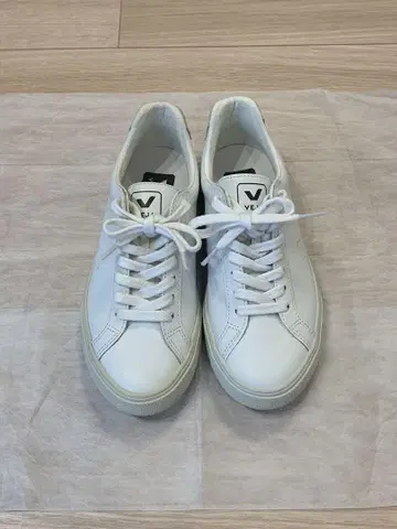VEJA 화이트 가죽 스니커즈 size35
