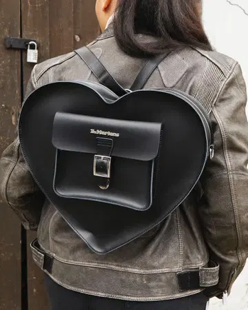 닥터마틴 라지 하트 백 LARGE HEART BACKPACK