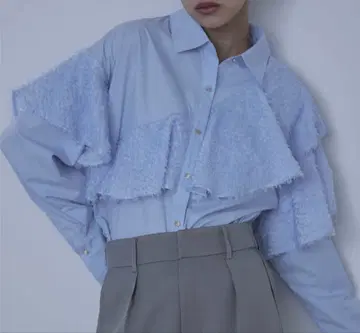 샤기 프릴이 있는 라이트 블루 긴팔 셔츠