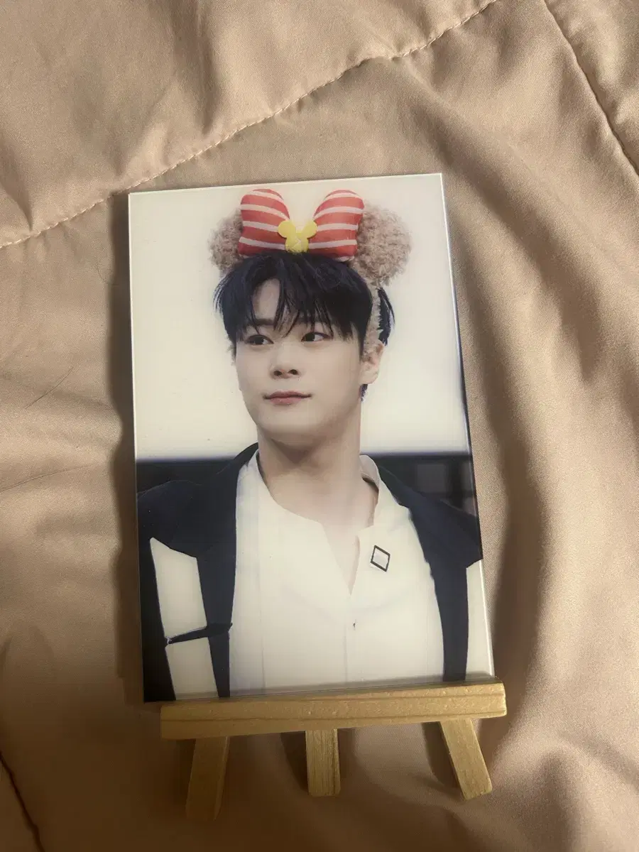 Moonbin acrylic frame, mini stand