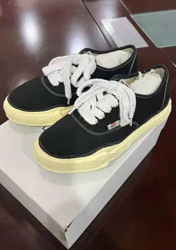 MMY 블랙 베이지 스니커즈