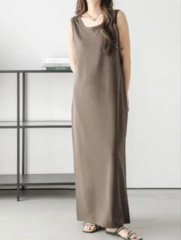 브라운 슬리브리스 롱 원피스 티셔츠 La gemme