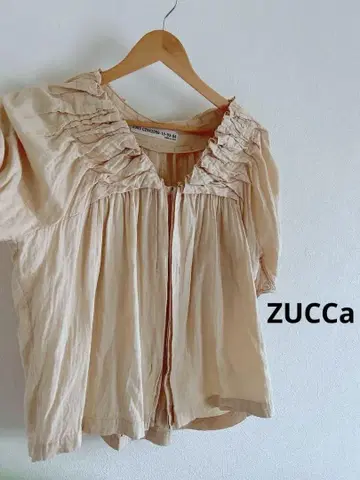 ZUCCa 주카 프릴이 달린 베이지 반팔 셔츠