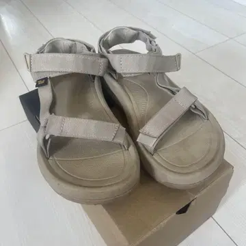 Teva 베이지 스포츠 샌들