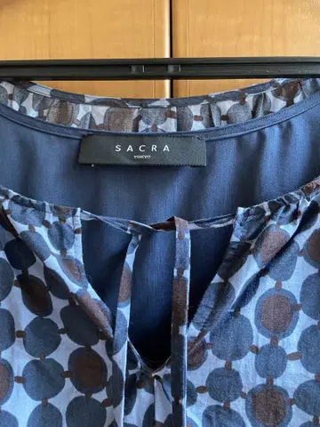 SACRA 도트 무늬 프렌치 슬리브 블라우스 안감 부착