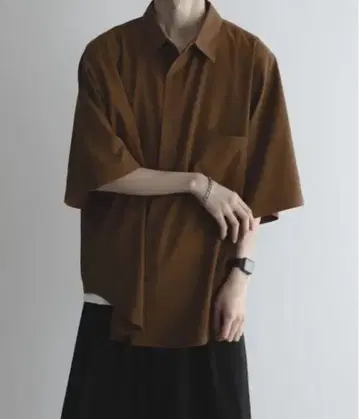 브라운 반팔 셔츠 가슴 포켓 부착