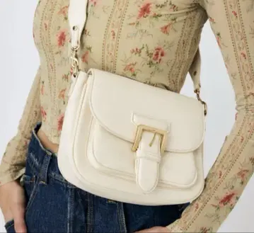 moussy 화이트 플랩 숄더백