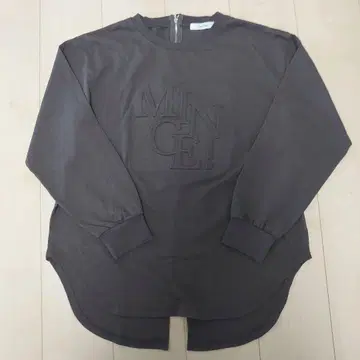DOUDOU 엠보싱 로고 긴팔 티셔츠