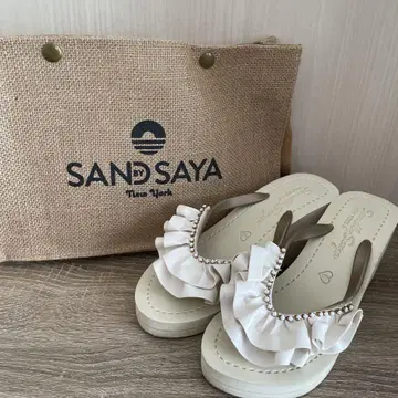 프릴 비쥬가 달린 웨지 샌들