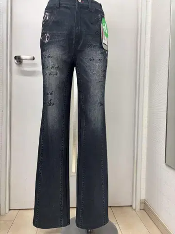 일본제 시바타의 슬림 레그 팬츠 레어한 꽃무늬 프린트 귀한 한정품입니다.