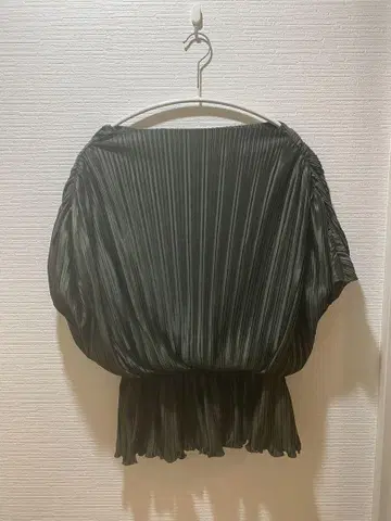 아메리 메디 아네모네 플리츠 톱