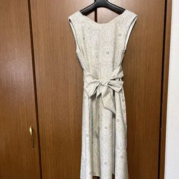 꽃무늬 슬리브리스 롱 원피스 오시마 명주 화이트