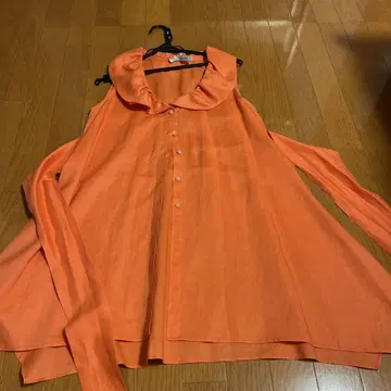 오렌지 프릴 옷깃 슬리브리스 셔츠