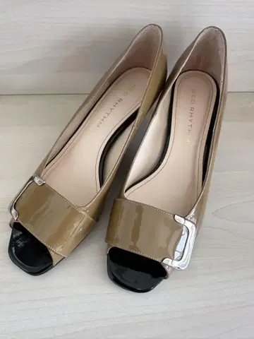 네오리즘 에나멜 가죽 오픈토 펌프스 25cm 샌들 새상품급