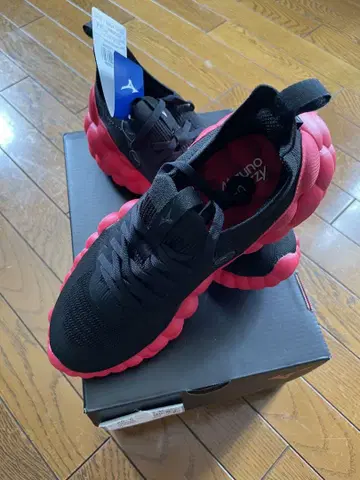 미즈노 유니섹스 에너지 러닝화 블랙 레드 25cm