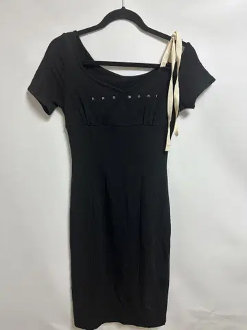 ANDMARY 메리 로고 리본 미디 드레스