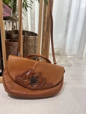 이비자 브라운 가죽 숄더백, 꽃 장식
