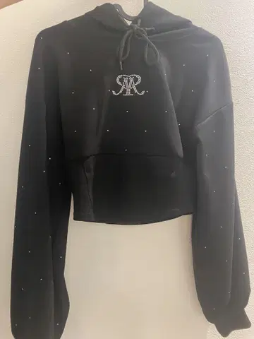 ROYAL PARTY 스톤 장식 크롭 후드티