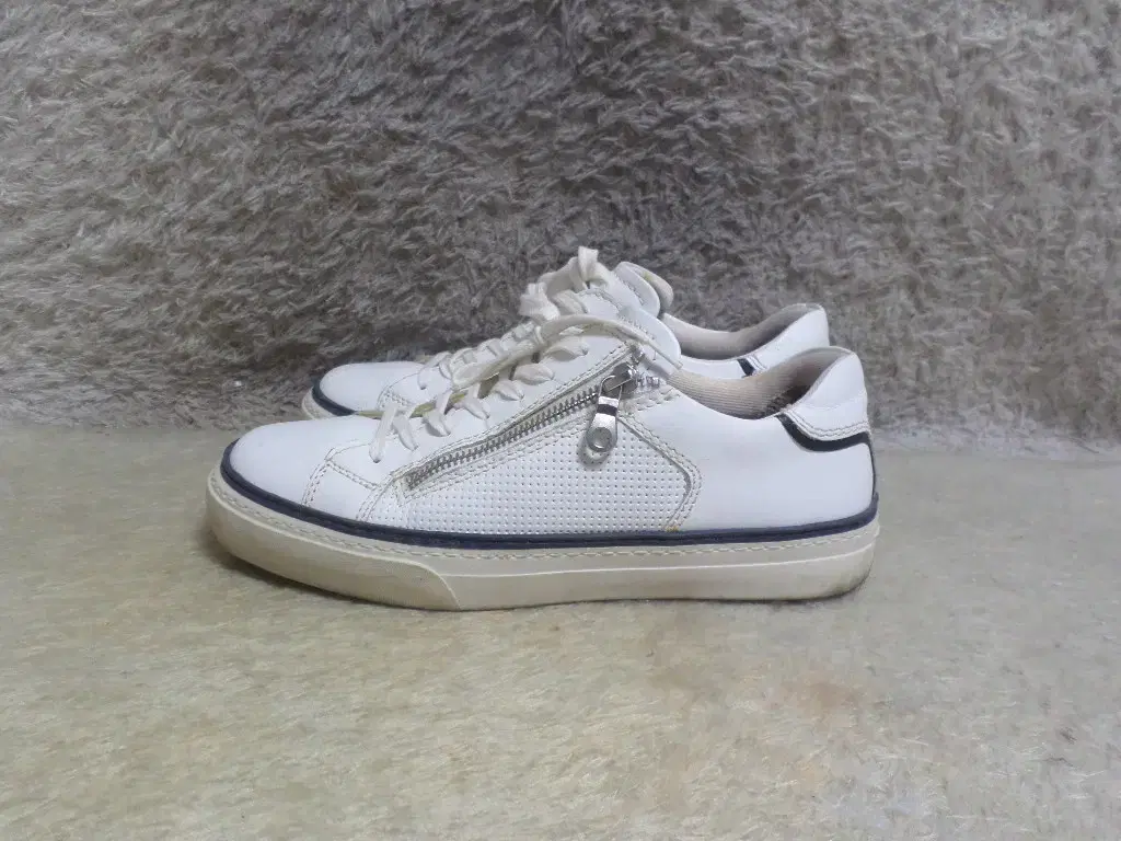 Hwiririk Used 245 Hawkins White Sneakers Used Shoes
