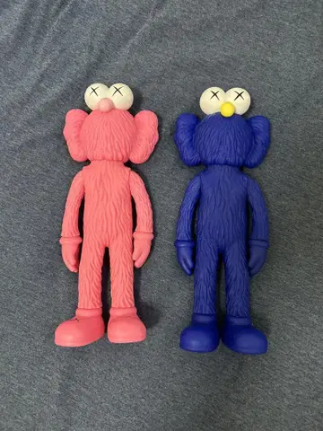 KAWS 피규어 2개 세트 모티브