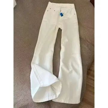 화이트 부츠 컷 데님