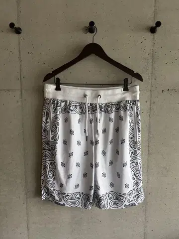 도그 서플라이 페일리 프린트 반바지