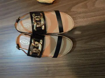여름 파격 선착순 TOD'S 블랙 가죽 컴포트 샌들 골드 체인