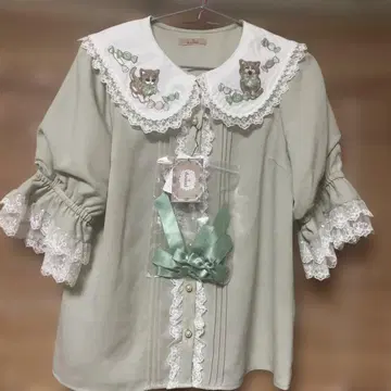고양이 자수가 있는 반팔 블라우스