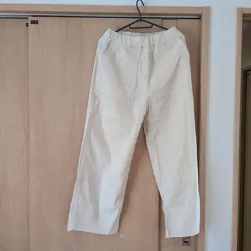 크림색 허리밴딩 치노 팬츠