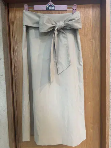 GALLARDAGALANTE NAVY 리본 포함 롱 스커트 베이지