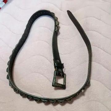 스터드가 달린 블랙 가죽 벨트