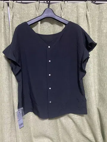 블랙 프릴 소매 셔츠 지나시스