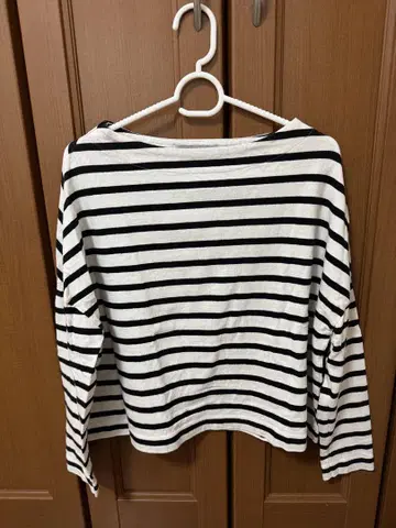 화이트 블랙 스트라이프 긴팔 보트넥