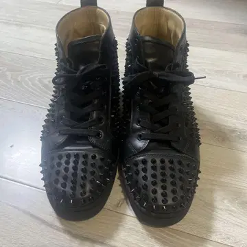 크리스찬 루부탱 스터드 하이컷 스니커즈