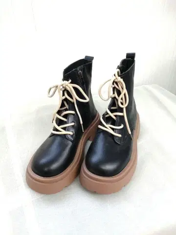 통굽 레이스업 부츠 블랙