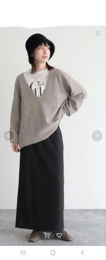 슬릿이 있는 블랙 타이트 스커트