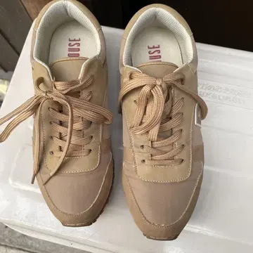Pink House 베이지 스니커즈