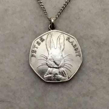 피터 래빗 영국 코인 목걸이, 착용한 채로 OK